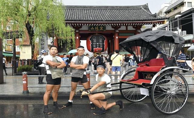 3หนุ่มญี่ปุ่นลากรถรอบโลก 