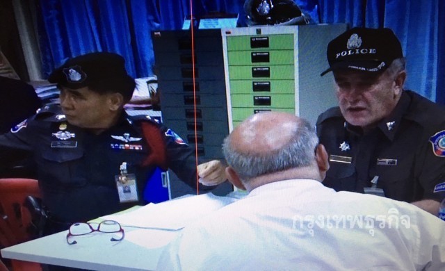 รวบฝรั่งเฒ่าหื่น แอบถ่ายสาวในห้องน้ำห้างดัง