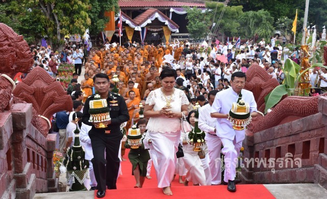 ปชช.นับหมื่น ร่วมแห่สรีระสังขาร 'หลวงปู่สรวง' ขึ้นมณฑปปราสาท