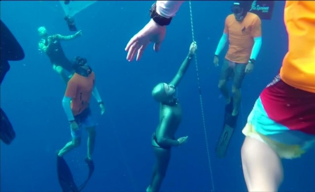 สาวดัตช์ทำสถิติดำน้ำตัวเปล่าลึกสุดในโลก