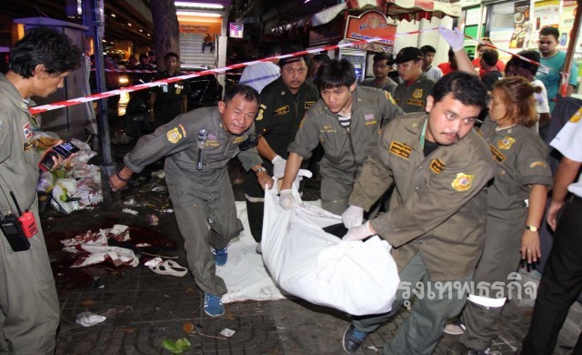 สลด! เก๋งพุ่งขึ้นฟุตบาท ชนสาววัย25 ดับคาป้ายรถเมล์