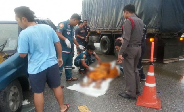 สลด! รถแวนสำนักสงฆ์แซงไม่พ้นประสานงาเก๋ง 'ดต.-พระ' ดับ2ศพ