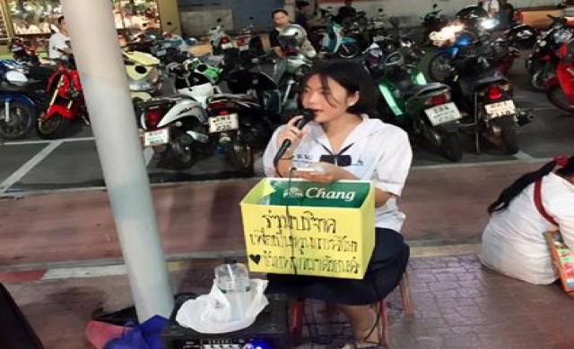 เสียงดีมาก! นักเรียนม.3 ร้องเพลงหาเงินเรียน 