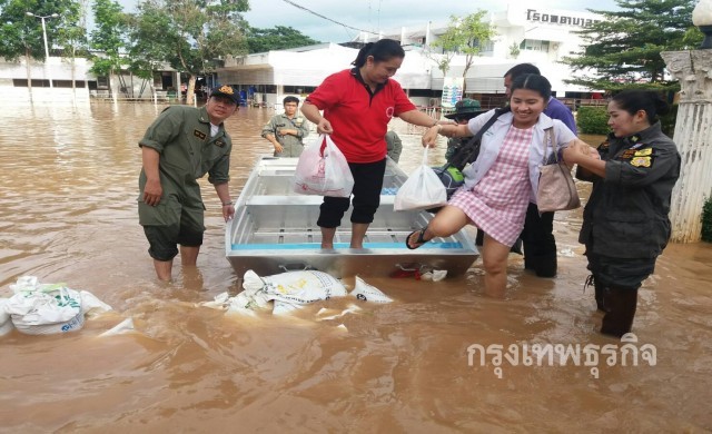น้ำป่าทะลักท่วม 'รพ.หล่มสัก' เร่งขนย้ายคน-อุปกรณ์วุ่น