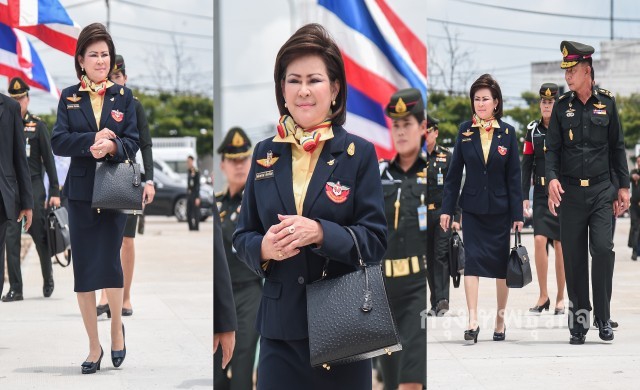 'น้องสะใภ้นายกฯ' ยิ้มสู้สื่อ ในวันเรตติ้งแรง