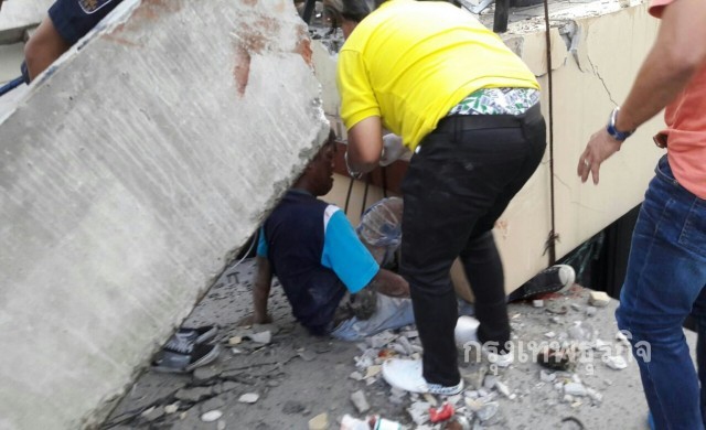 ระทึก! คานปูนบ้านถล่ม ทับคนงานดับ 1 เจ็บ 3