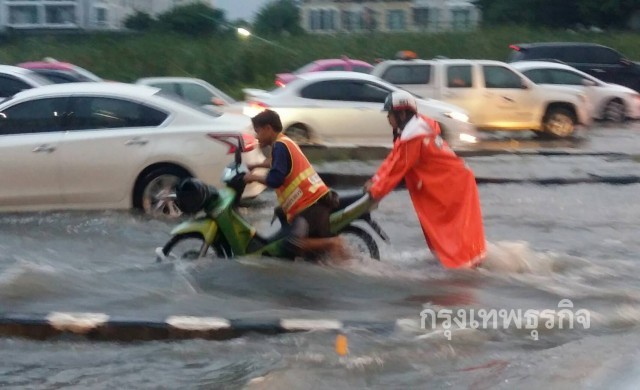 ฝนถล่มกรุงฯข้ามคืนเกิน100 มม. กระทบน้ำท่วมขัง30เส้นทาง