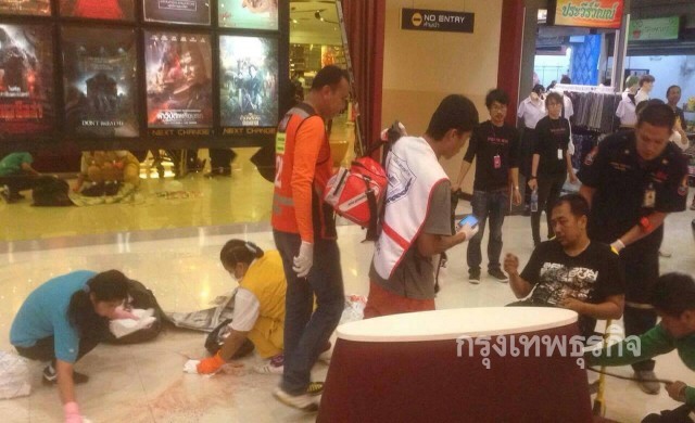 แตกตื่นทั้งห้าง! หนุ่มเกิดล้มฟุบ อาเจียนเลือดสาด