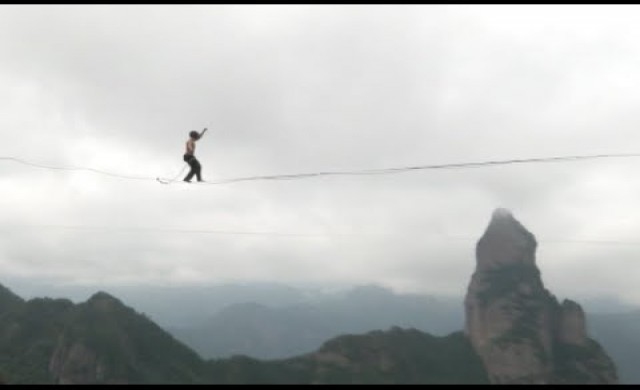 เสียว!จีนแข่งเดินไต่เชือก