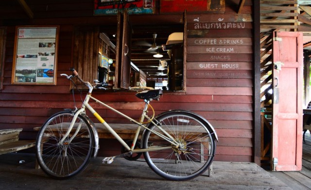 สี่แยกหัวตะเข้ คาเฟ่ แอนด์ เกสท์เฮ้าส์