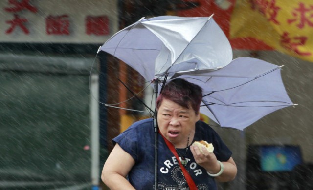 ชาวเน็ตชื่นชม! สาวใหญ่ ‘อร่อย’ ไม่หวั่นไต้ฝุ่น ‘เมกี’