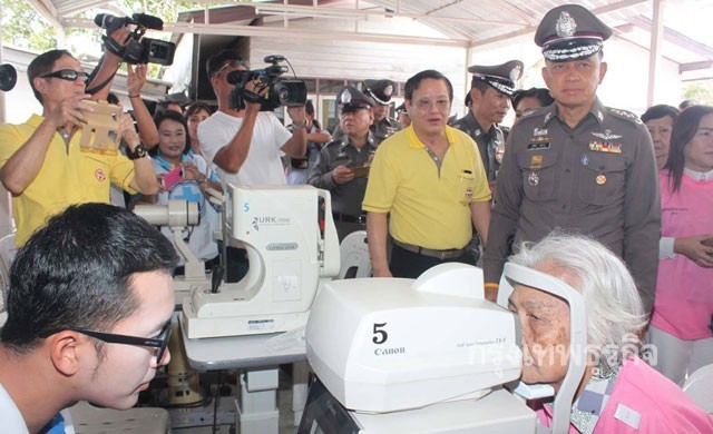 'ศานิตย์' เปิดโครงการ 'ตัดแว่นให้ประชาชน'