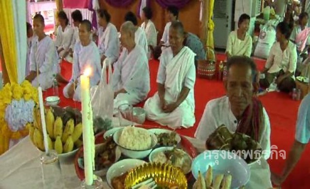 ชาวศรีสะเกษ แห่ทำบุญให้บรรพบุรุษ 'แซนโฎนตา'