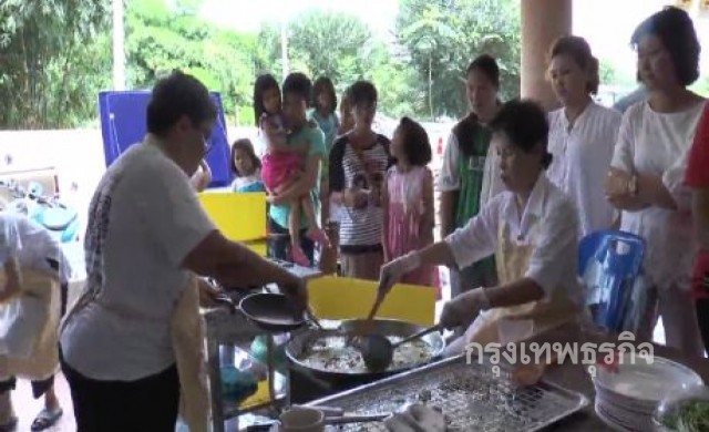 ชาวสารคามแห่ต่อคิวทาน 'หอยทอดเจ' ต้นตำหรับอร่อย