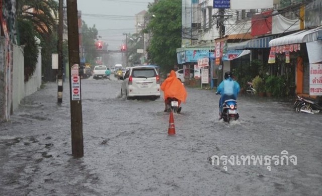 ฝนถล่มเมืองลำปางอ่วม น้ำท่วมถนนสูงเกือบ50ซม.