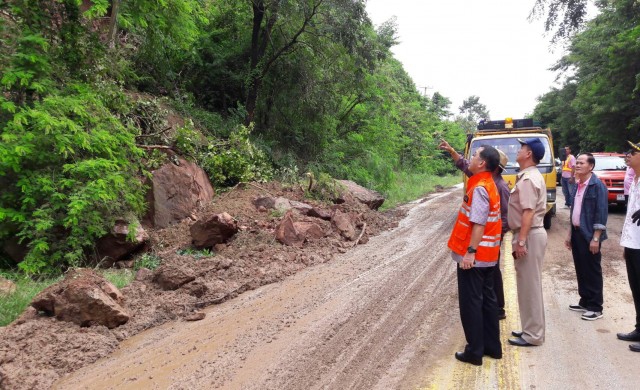 ฝนตกหนักดินสไลด์ปิดเส้นทางถนนสายจันทบุรี-สระแก้ว