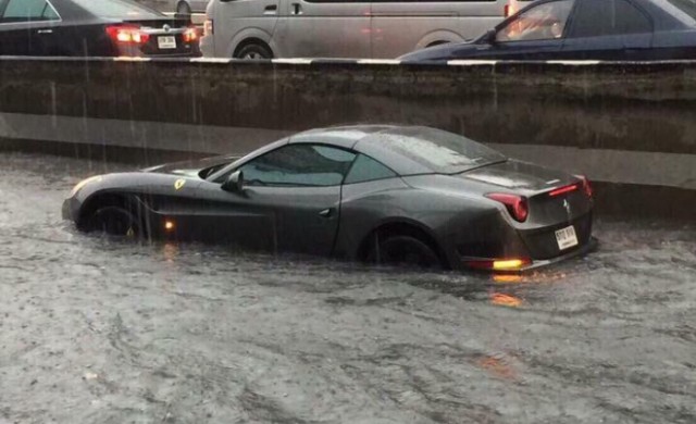 เซ็ง! 'เฟอร์รารี่'จมน้ำรอระบายที่งามวงศ์วาน ค่าซ่อม2ล้าน