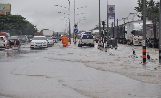 ฝนถล่มโคราช! 'ถนนมิตรภาพ-สีคิ้ว' จม รถติดนับ10กม.  