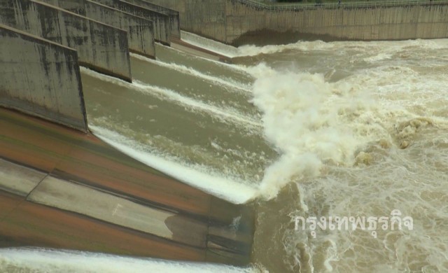 กทม.ติดตั้งเครื่องผลักดันน้ำคลองบางเขน