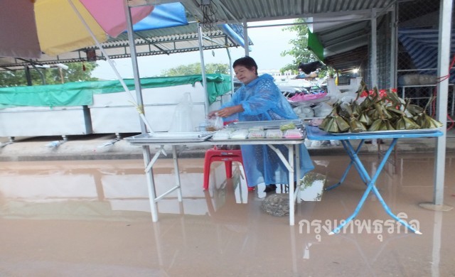 ท่วมตลาดสดเมืองใหม่พิมาย แม่ค้ายืนแช่น้ำขายของ