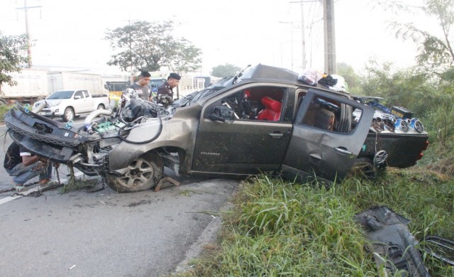 หนุ่มขี้หึงยิงแฟนสาว ซิ่งกระบะหลบหนีแหกโค้งดับคาที่