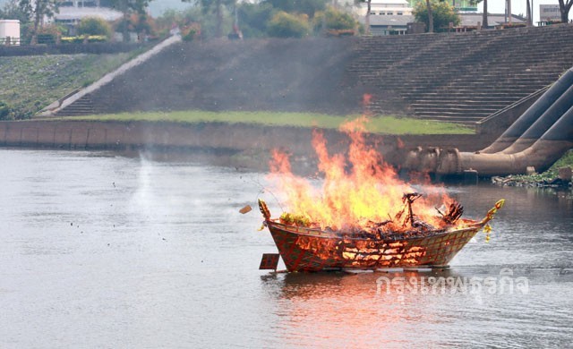 'ลอยเรือส่งเทพเจ้า' หลังสิ้นสุดถือศีลกินเจที่ยะลา