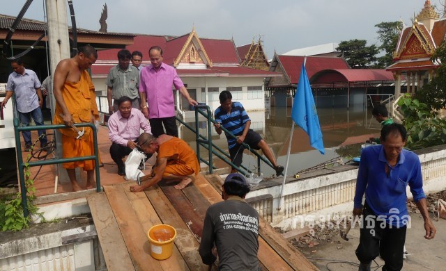 น้ำเจ้าพระยาทะลักท่วมวัดโพธิ์เลื่อน สูง50ซม.