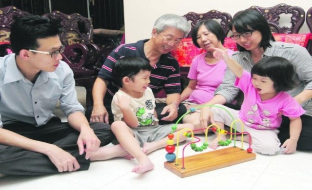 'สิงคโปร์' แนะประชาชนปั๊มลูก 'ไม่ต้องรอมีบ้าน'