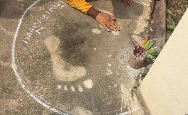 ฮือฮา! พบรอยเท้าคล้ายคนยักษ์ โผล่กลางหมู่บ้าน 