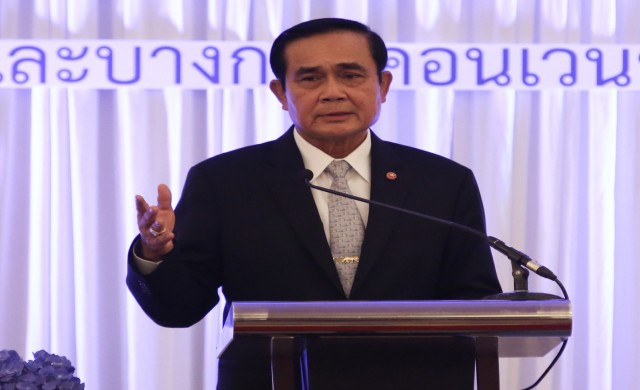 'บิ๊กตู่'เชื่อทุกคนรักในหลวง แม้ไม่สามารถสวมเสื้อดำขาวได้