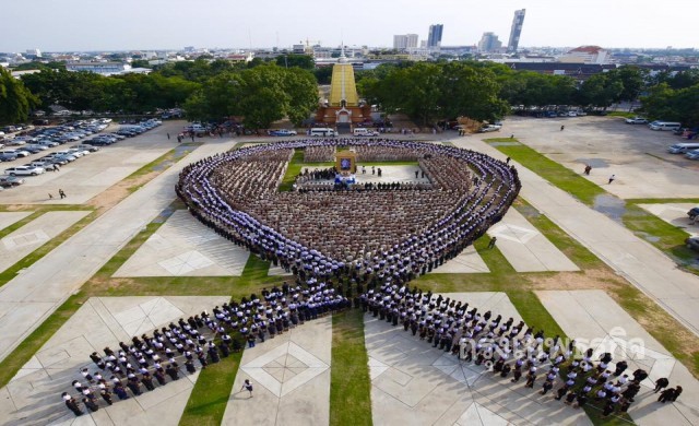 ชาวขอนแก่น2พันคนร่วมแปรแถว เป็น'ริ้บบิ้นยักษ์'แสดงความอาลัย