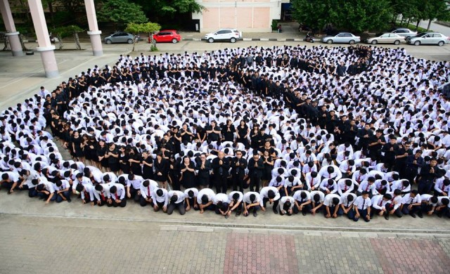 ชาวเทคนิคลำพูน แปรอักษรเลข ๙ ถวายอาลัย