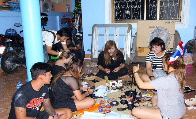 คนพัทยาทำริบบิ้น-โบดำ แจกปชช.อาลัย'ในหลวง ร.9'