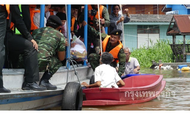 ทหารแจกถุงยังชีพ ผู้ประสบภัยน้ำท่วมริมฝั่งเจ้าพระยา