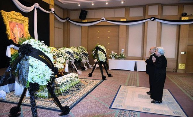 กษัตริย์กัมพูชา ร่วมอาลัย 'ในหลวง'