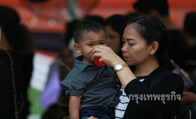 ปชช.ยังคงหลั่งไหลถวายสักการะพระบรมศพ 'ในหลวงร.9' 