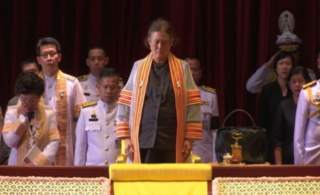 'สมเด็จพระเทพฯ' ทรงพระกันแสง งานพระราชทานปริญญาที่จุฬาฯ
