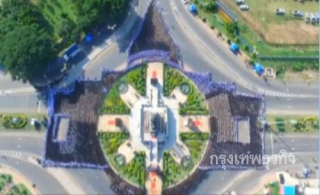 พสกนิกรแปรขบวนรูปปราสาทพนมรุ้ง แสดงความอาลัยในหลวง