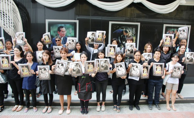 ปชช.แห่รับหนังสือฉบับพิเศษที่สตูดิโอ NOW@Siam