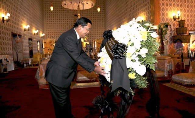 นายกฯกัมพูชาถวายราชสักการะพระบรมศพ
