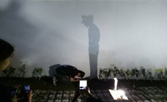 โดนมาก! คนไทยผุดไอเดีย ก้มกราบพระบาท ภาพเงาในหลวง ร.9