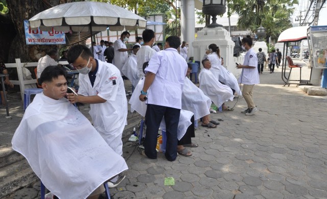 นศ.สารพัดช่างโคราช บริการตัดผมฟรี 