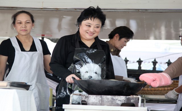 'พระองค์โสม'ประทานข้าวเหนียวไก่ทอดแก่ปชช.