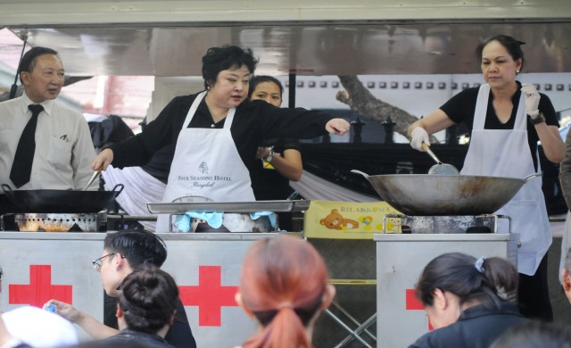 'พระองค์โสม'ประทานไก่ทอด-ศิลปินดังแจกอาหาร