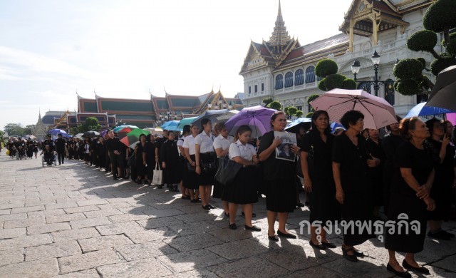 ปชช.ทยอยสักการะพระบรมศพไม่ขาดสาย