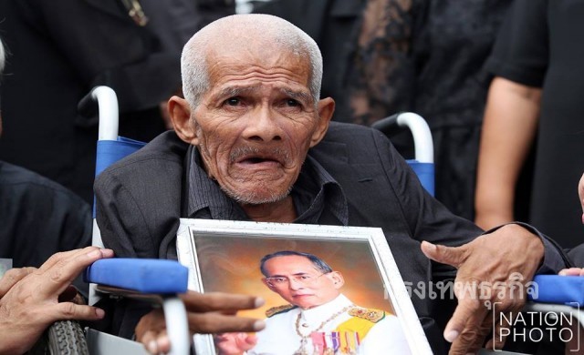 'ลุงเอี่ยม' ขอทานเงินล้านใจบุญ เข้าสักการะพระบรมศพ