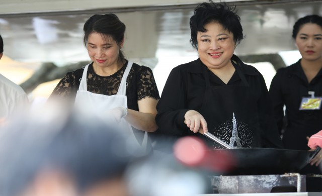 'องค์ฯโสม' ประทานไก่ทอด-ข้าวเหนียว แก่พสกนิกร