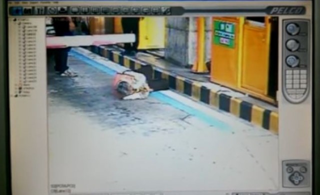 โหด! กระบะไม่มีบัตรผ่านช่องอีซี่พาส ไม่พอใจรปภ.ต่อยสลบคาด่าน