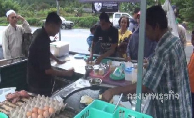 ชาวมุสลิมเบตง ทำความดีเพื่อพ่อ ทำโรตีแจกปชช.