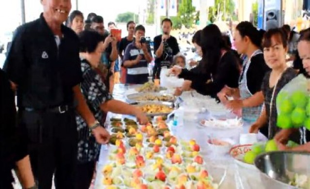 ชาวบ้านค่ายรวมใจตั้งโรงทานฟรี ทำบุญสวดมนต์ให้ครบ100วัน